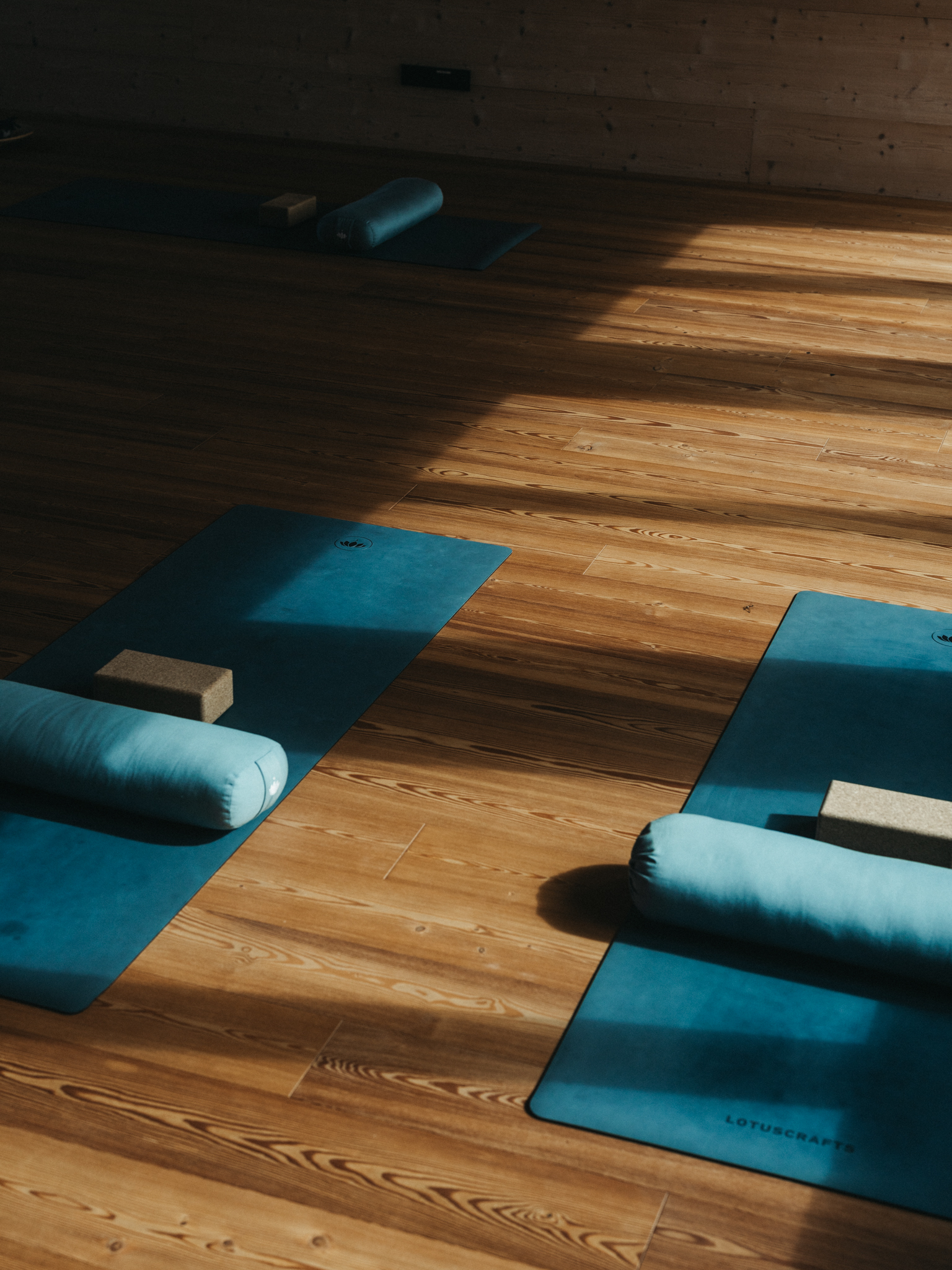 Ruhiger Yogaraum für deine Selbstliebe-Meditation