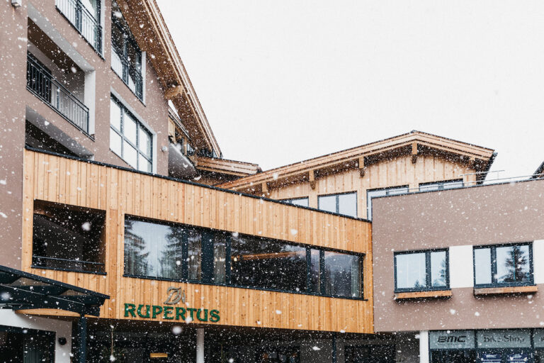 Hotel Aussenansicht Winter Detail8 c biohotel rupertus leogang P7A8884 FotoHeldentheather.jpg